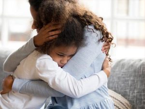 madre e figlia si abbracciano calorosamente